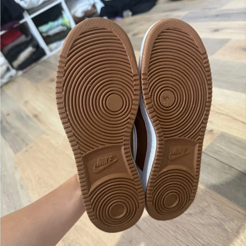 Nike Women's Low-Top Sneakers in White and Brown